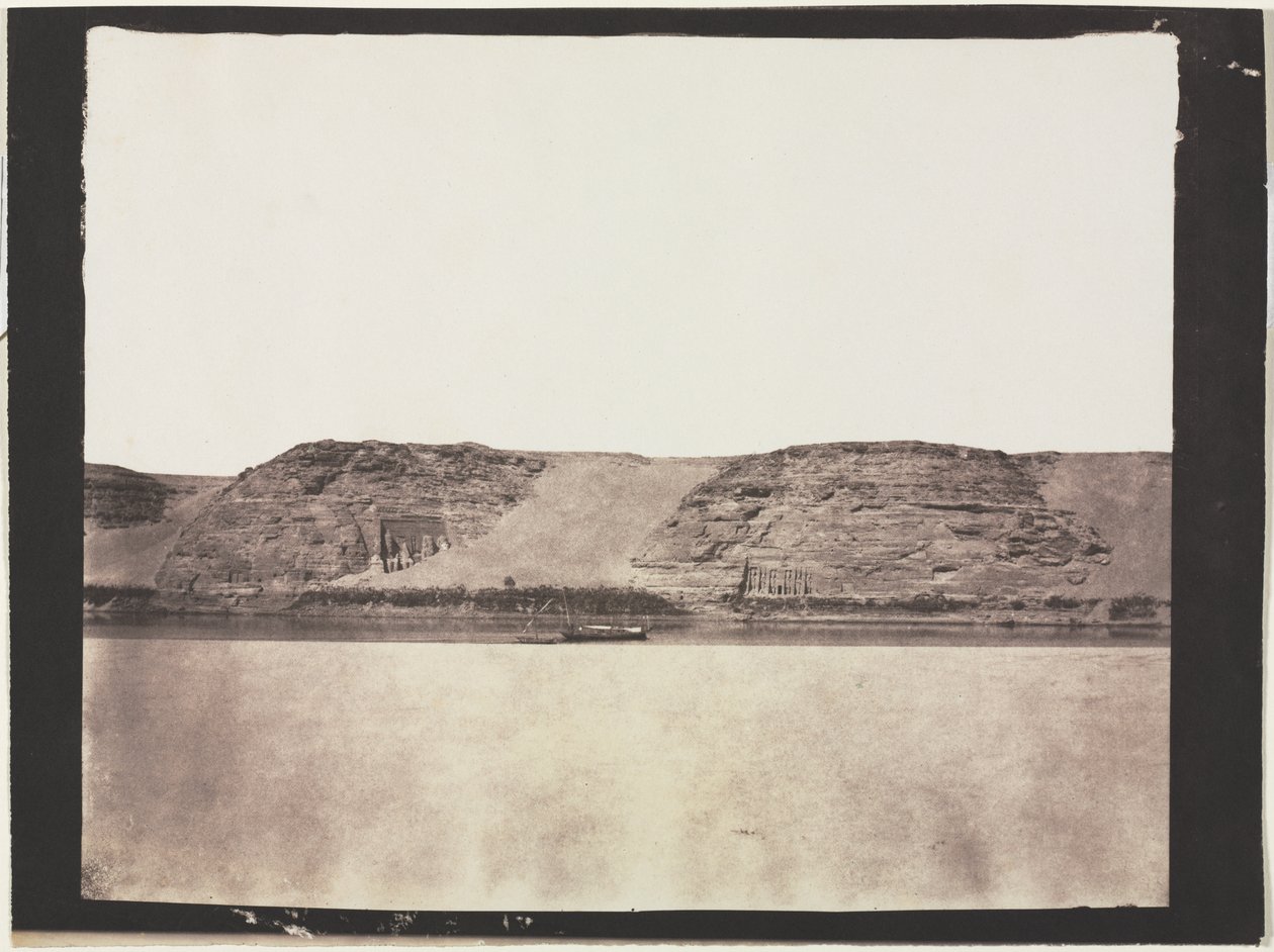 Veduta generale dei monumenti scolpiti nella roccia con la dahabieh del fotografo. Abu Simbel da Félix Teynard