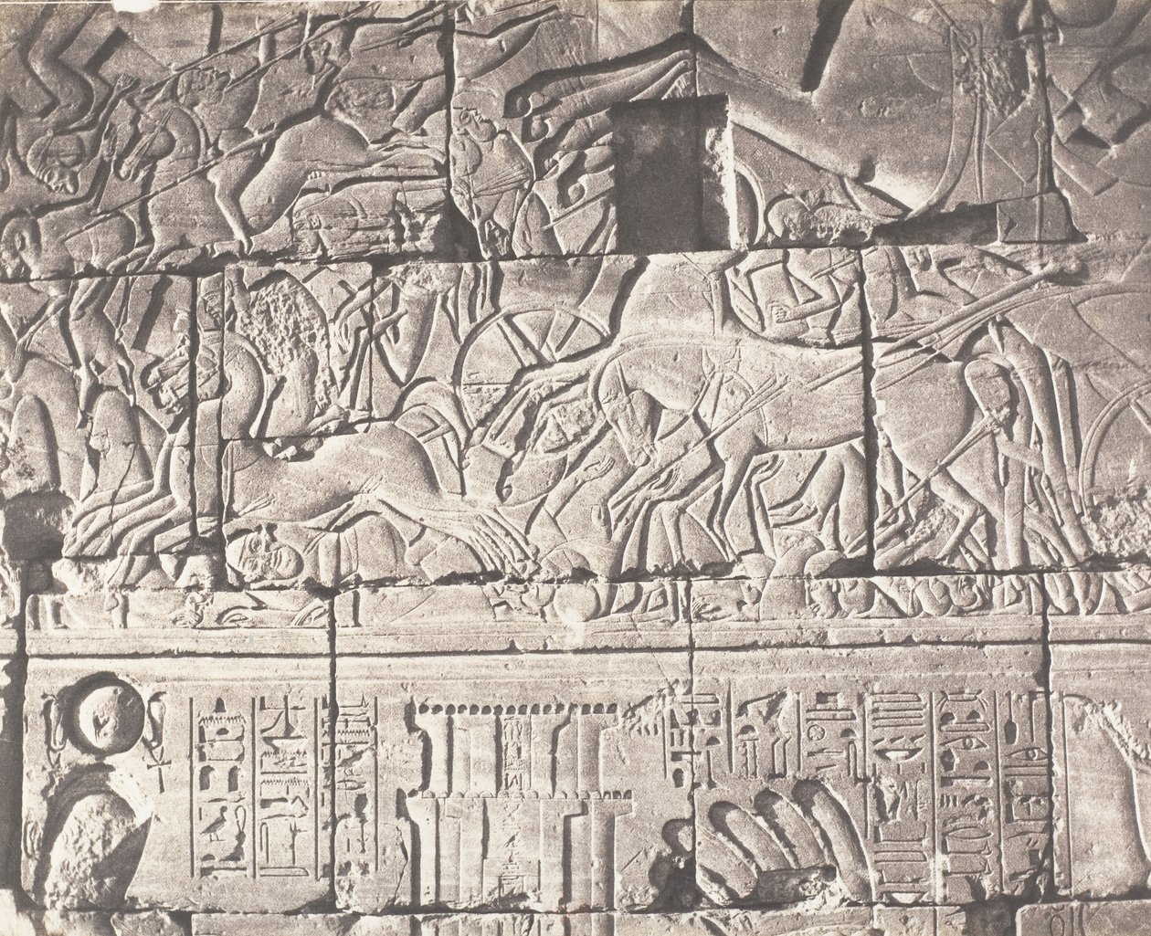 Karnak Tebe, Recinto del Palazzo - Dettagli di sculture al Punto O, 1851-52, stampato 1853-54 da Félix Teynard