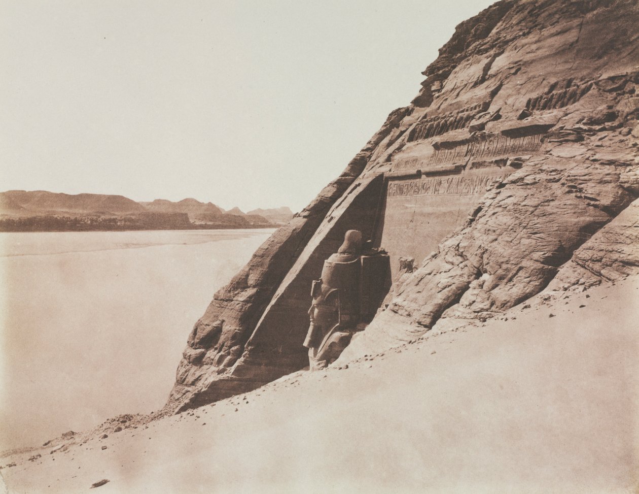 Grande Speos - Veduta presa dalla pendenza sabbiosa Tempio di Ramesse II, Abu Simbel, 1851-1852 da Félix Teynard