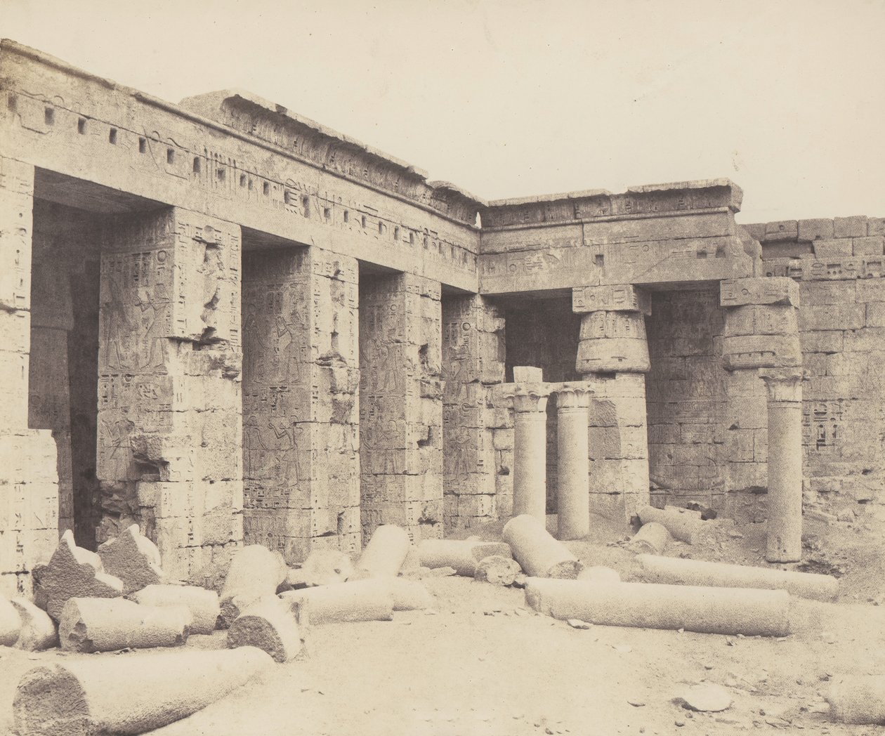 Médinet-Abou Tebe. Costruzioni posteriori - Secondo cortile, 1851-52, stampato 1853-54 da Félix Teynard