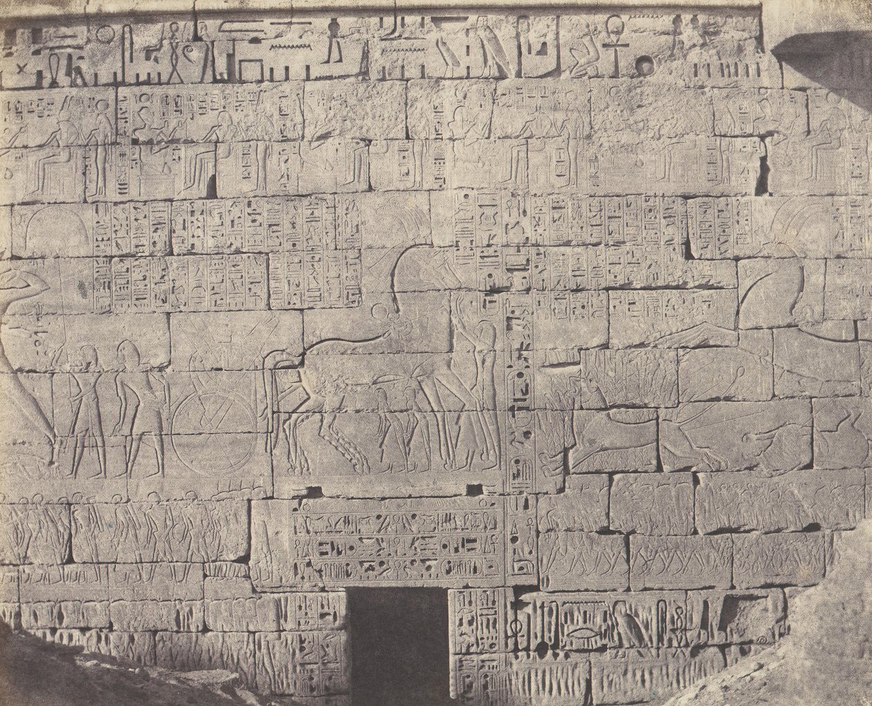 Médinet-Abou Thèbes, Constructions Postérieures - Fragment de Sculpt..., 1851-52, stampato 1853-54 da Félix Teynard