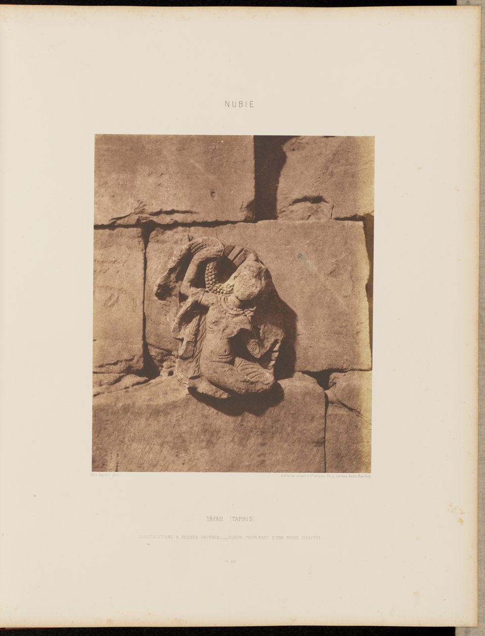 Tâfah (Taphis). Costruzioni con basi curve - Figura di una nicchia scolpita da Félix Teynard