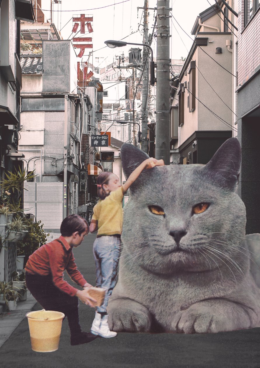 Bambini che lavano un gatto gigante nelle strade di Tokyo da Florent Bodart