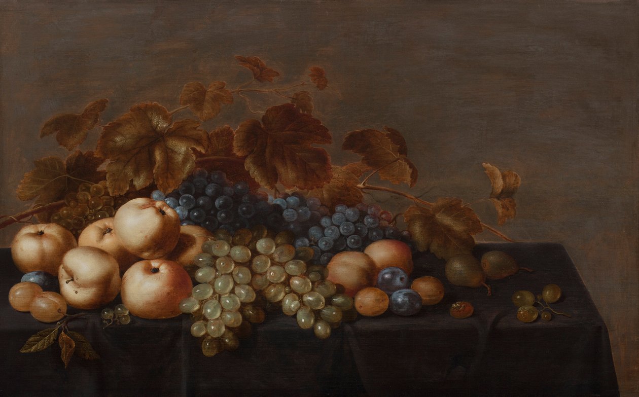Natura morta di frutta su un tavolo coperto con un panno scuro: prugne, mele, grappoli di uva nera e bianca e pere da Floris Gerritsz van Schooten