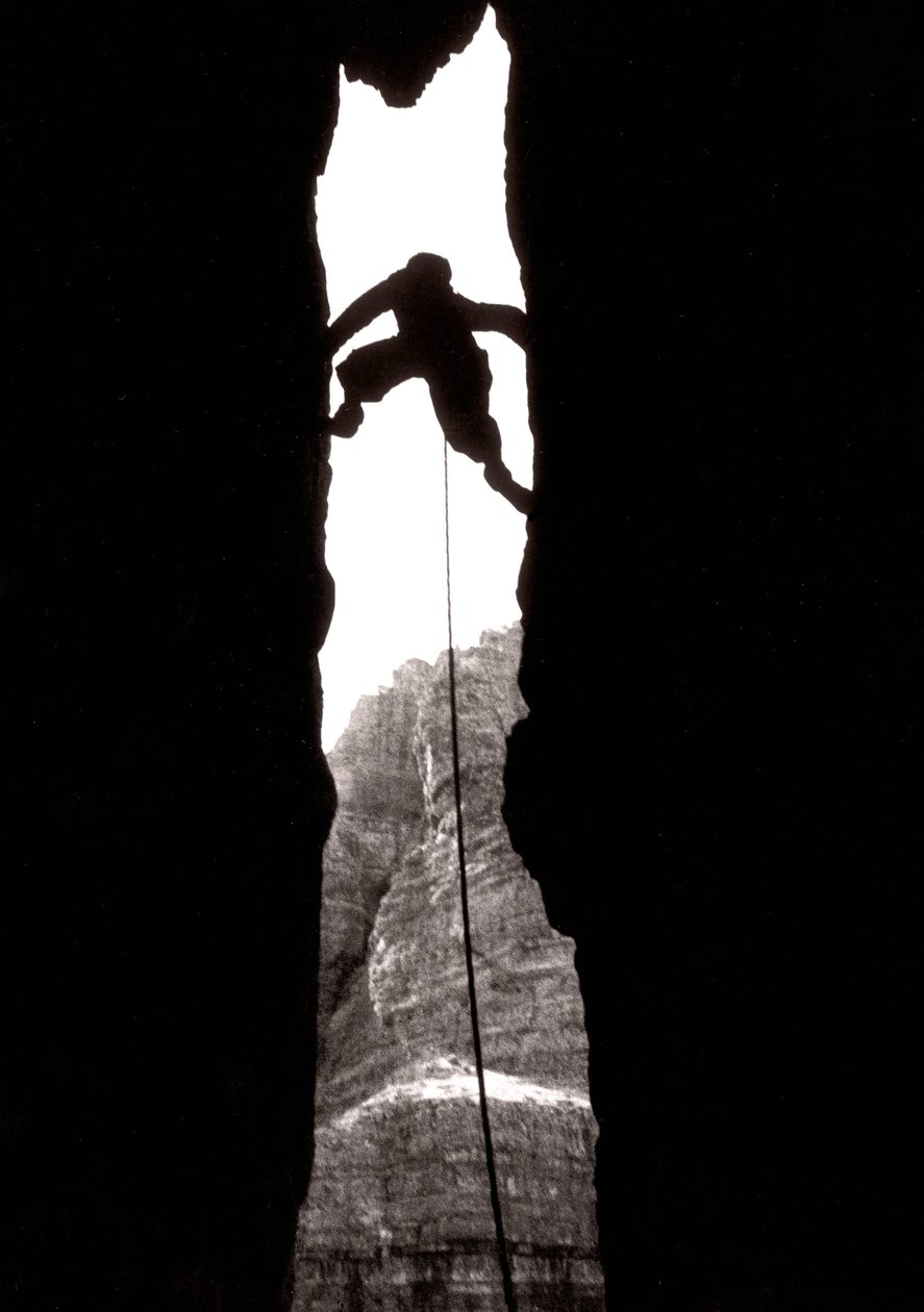 "Ah meraviglia!": il grande camino sulla cima principale di Lavaredo, Dolomiti, Trentino Alto Adige, Italia da Fosco Maraini