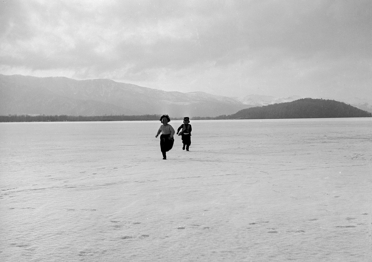 Bambini Ainu sul lago ghiacciato Kutcharo da Fosco Maraini