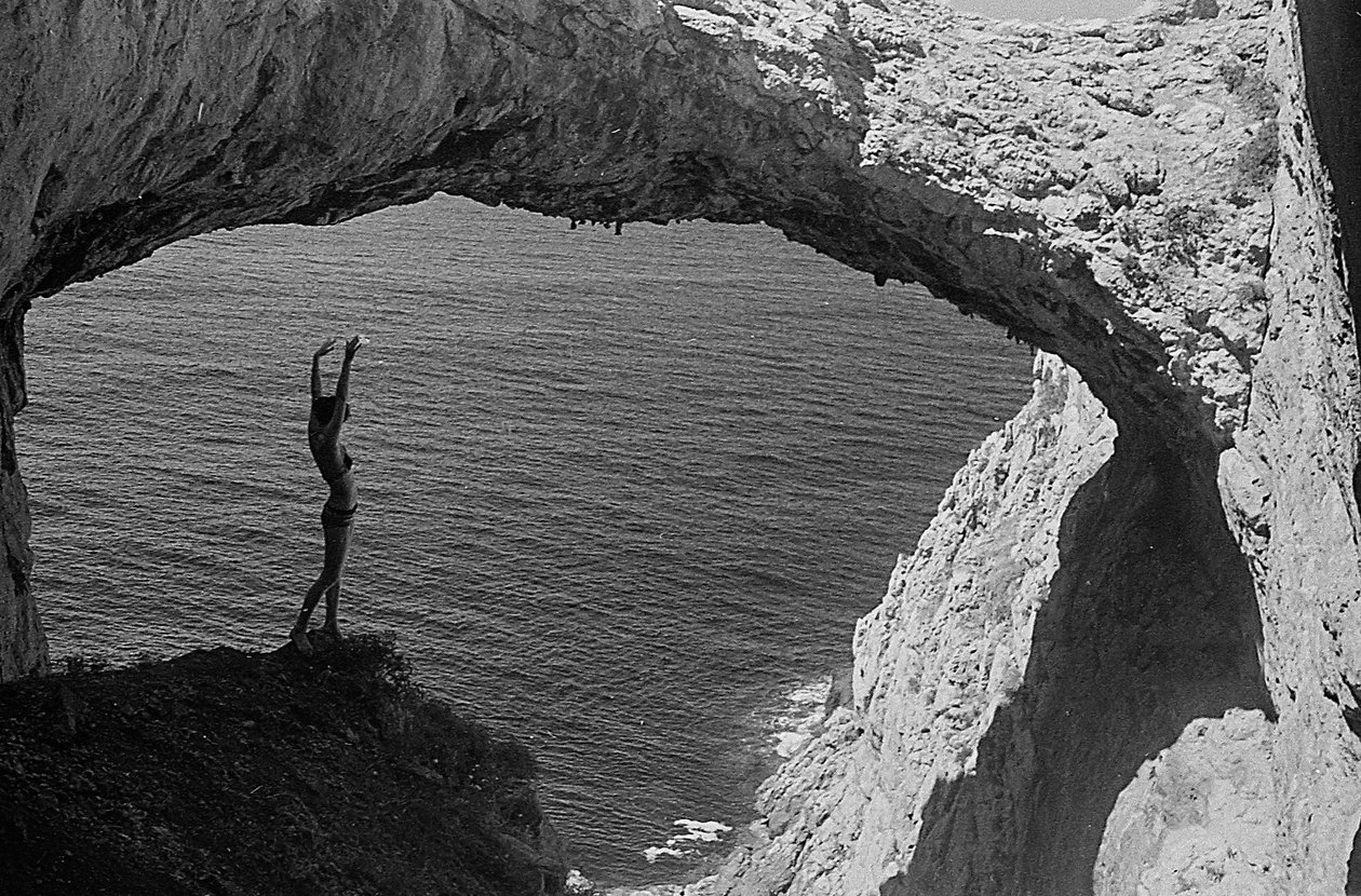 Bagnante in una grotta a Capo Zafferano da Fosco Maraini