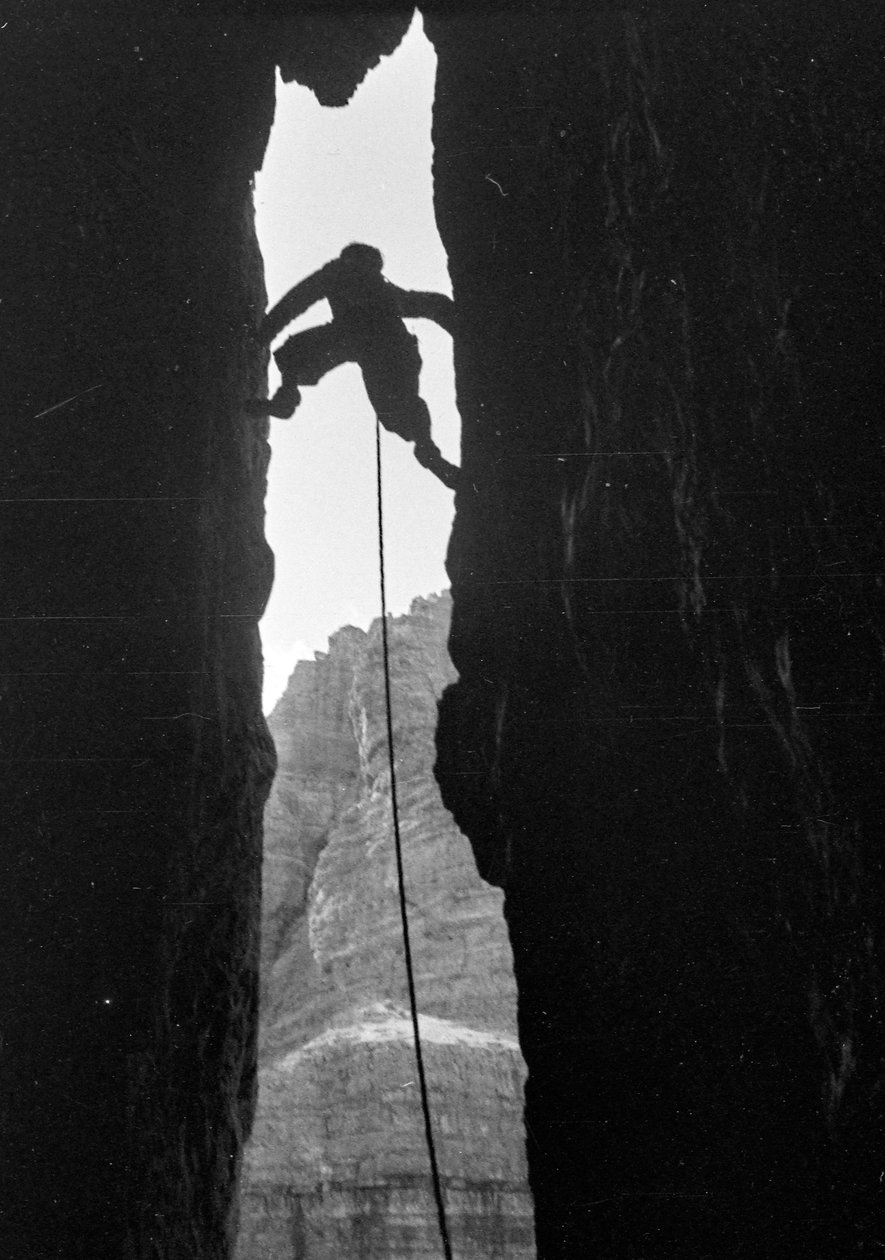Dolomiti: arrampicatore nel Dülfer della Cima Grande di Lavaredo da Fosco Maraini