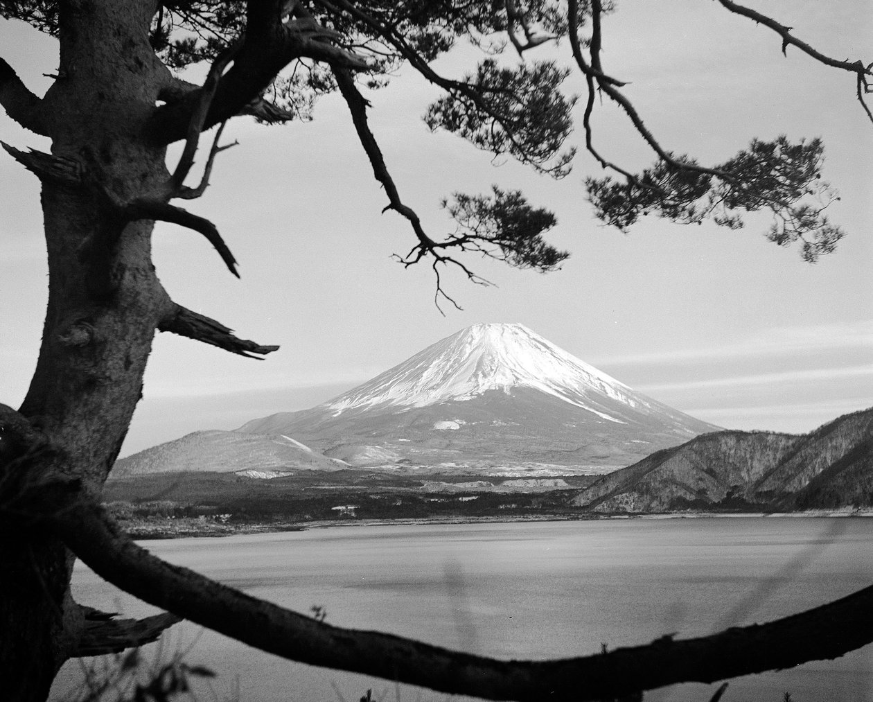 Il monte Fuji, dal lago Motosu da Fosco Maraini