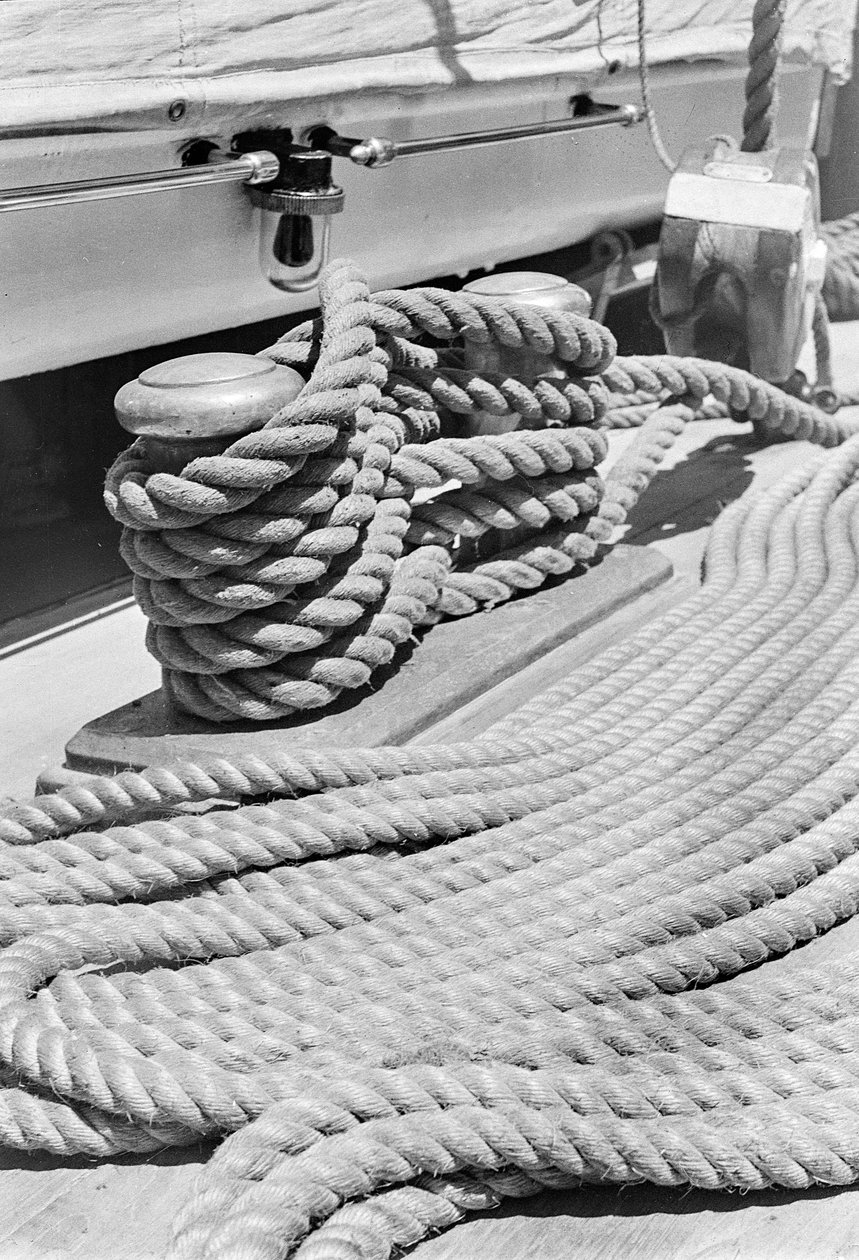 Sulla nave Amerigo Vespucci: bitta e corda da Fosco Maraini