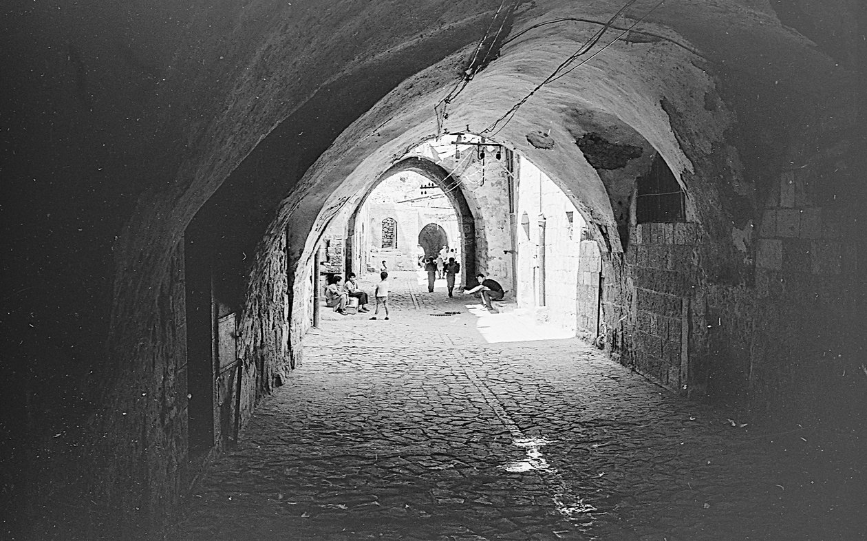 Strada nei souk della Città Vecchia di Gerusalemme da Fosco Maraini