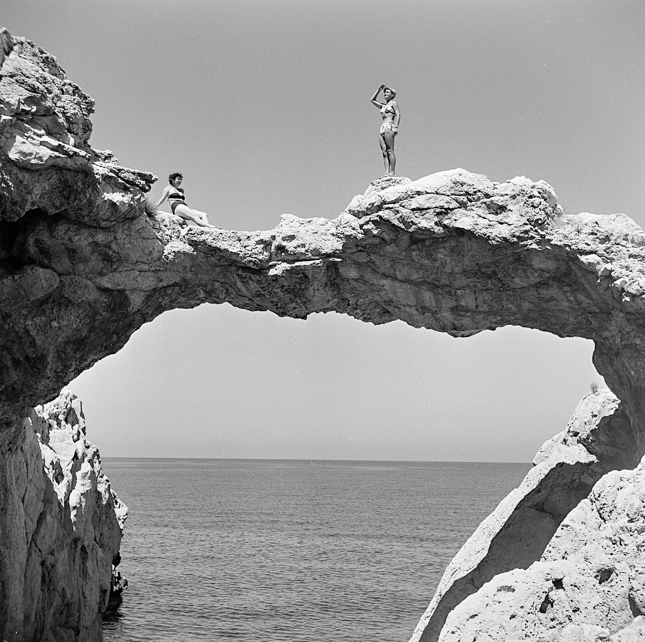 Arco di roccia sul mare ad Aspra da Fosco Maraini
