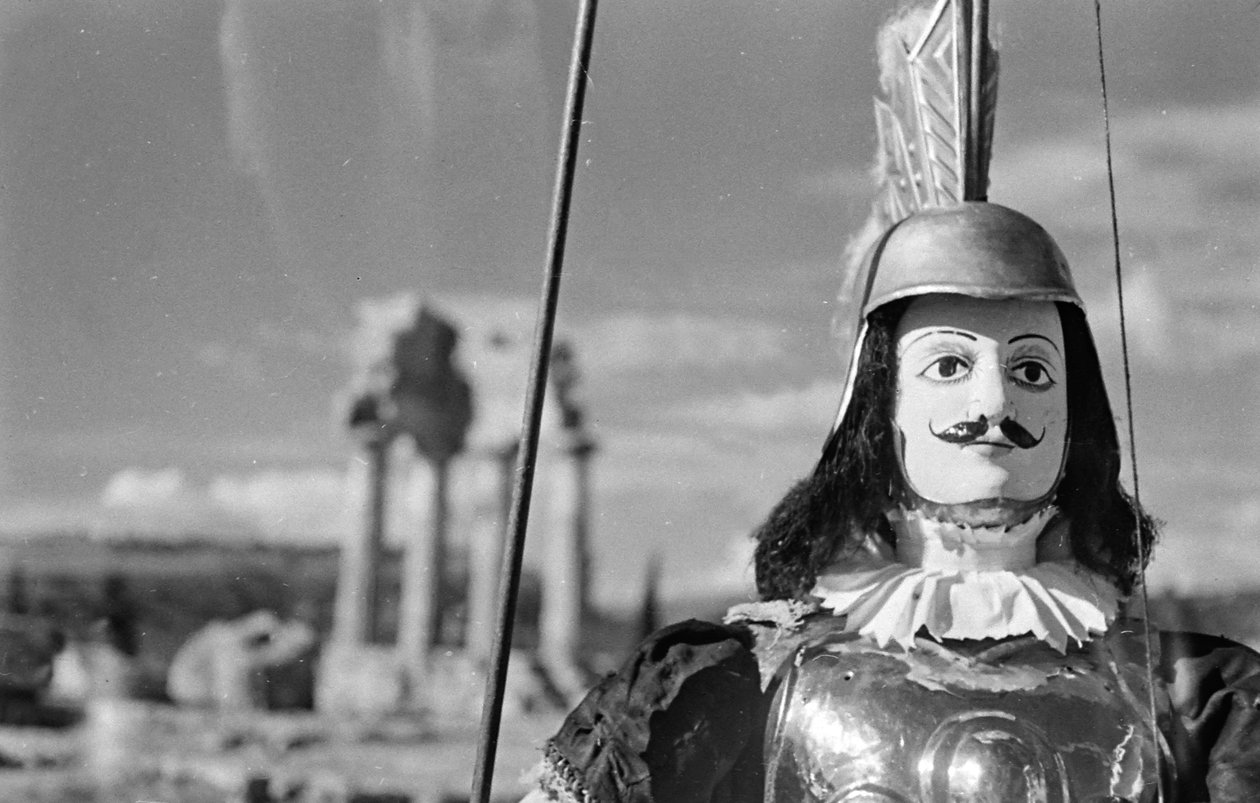 Pupo siciliano. Sullo sfondo il Tempio di Castore e Polluce o Castor and Pollux nella Valle dei Templi di Agrigento. da Fosco Maraini