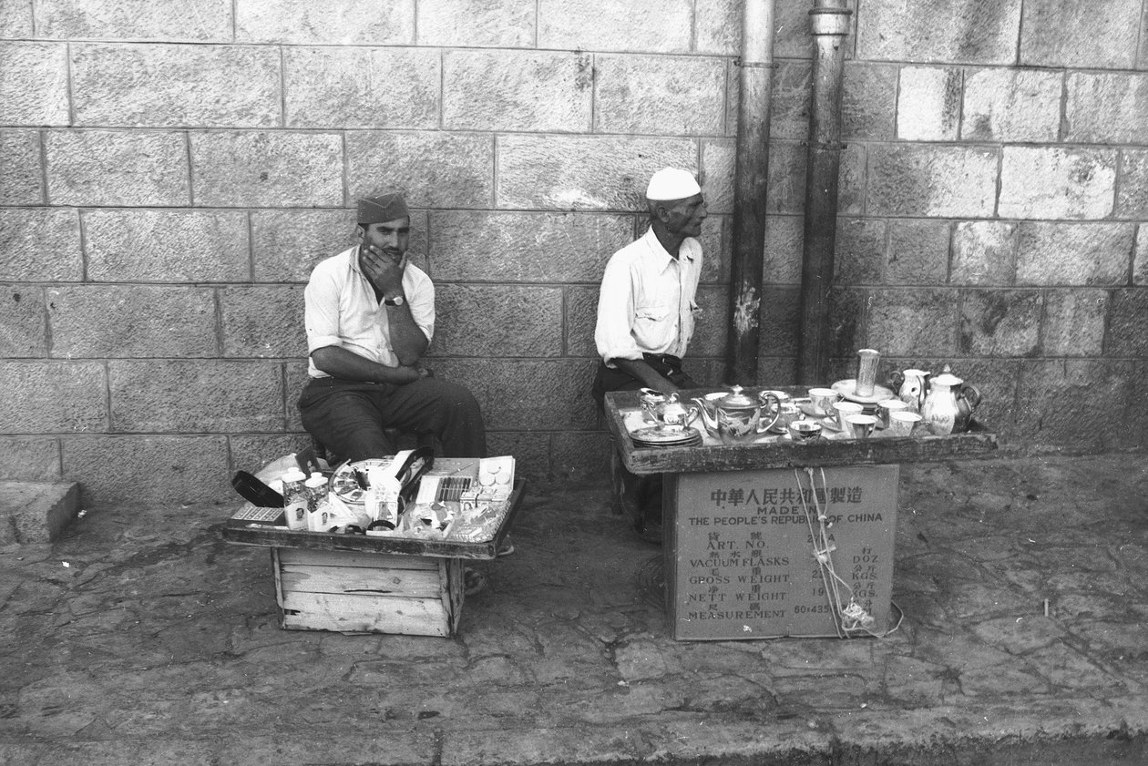 Venditori ambulanti in una strada di Gerusalemme da Fosco Maraini