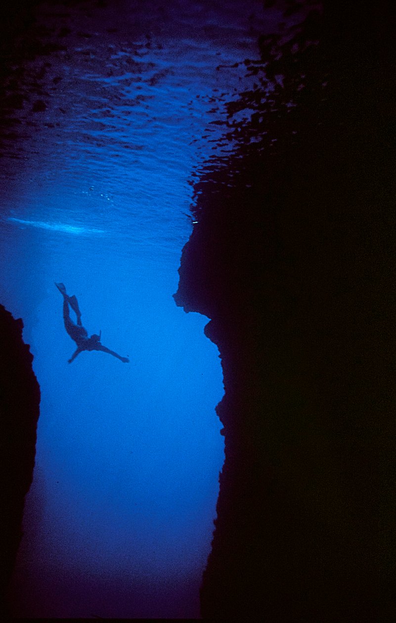 Nuotatore in una grotta di Zante, Grecia da Fosco Maraini