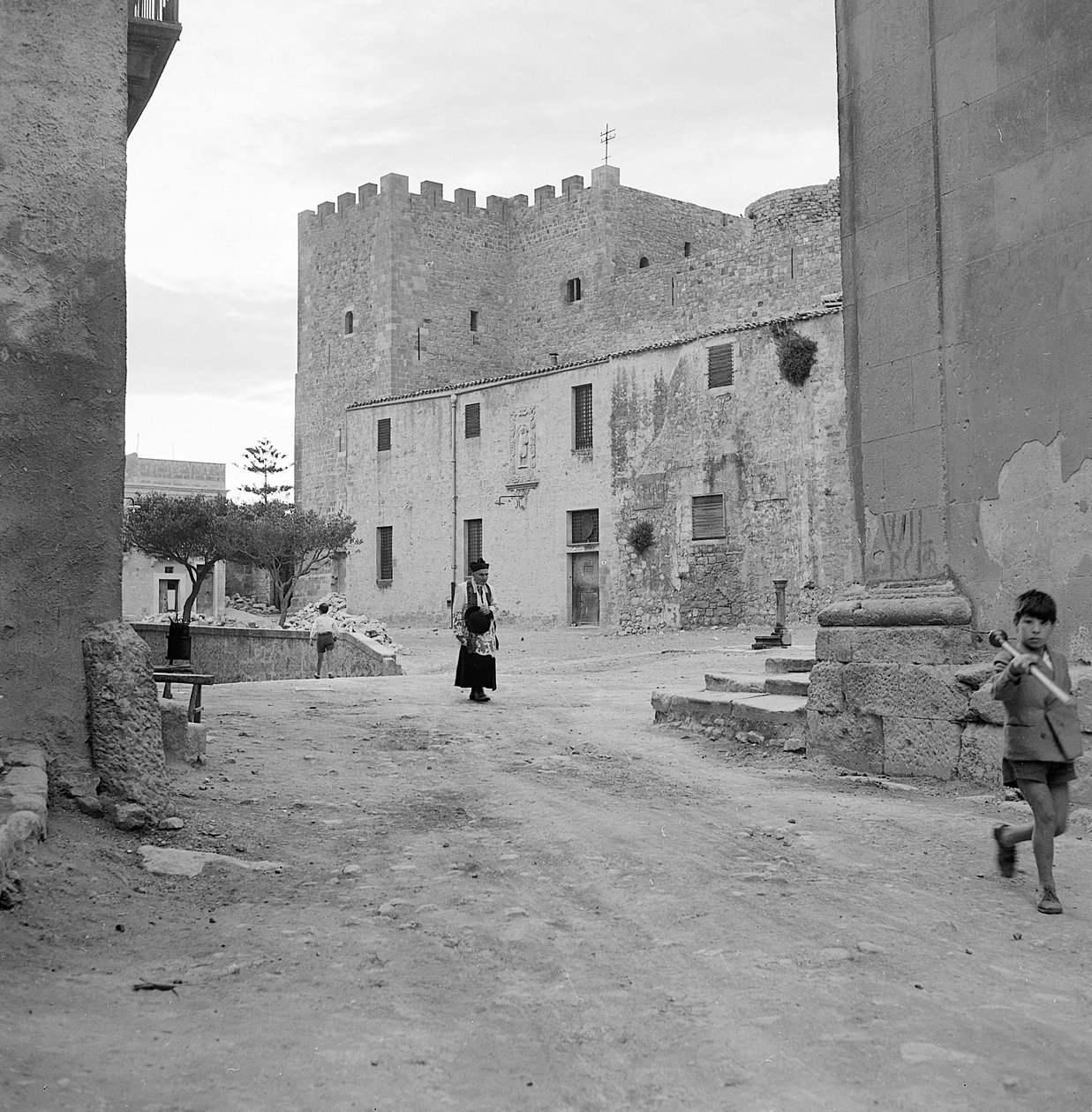 Veduta di Salemi con il suo castello, Sicilia da Fosco Maraini