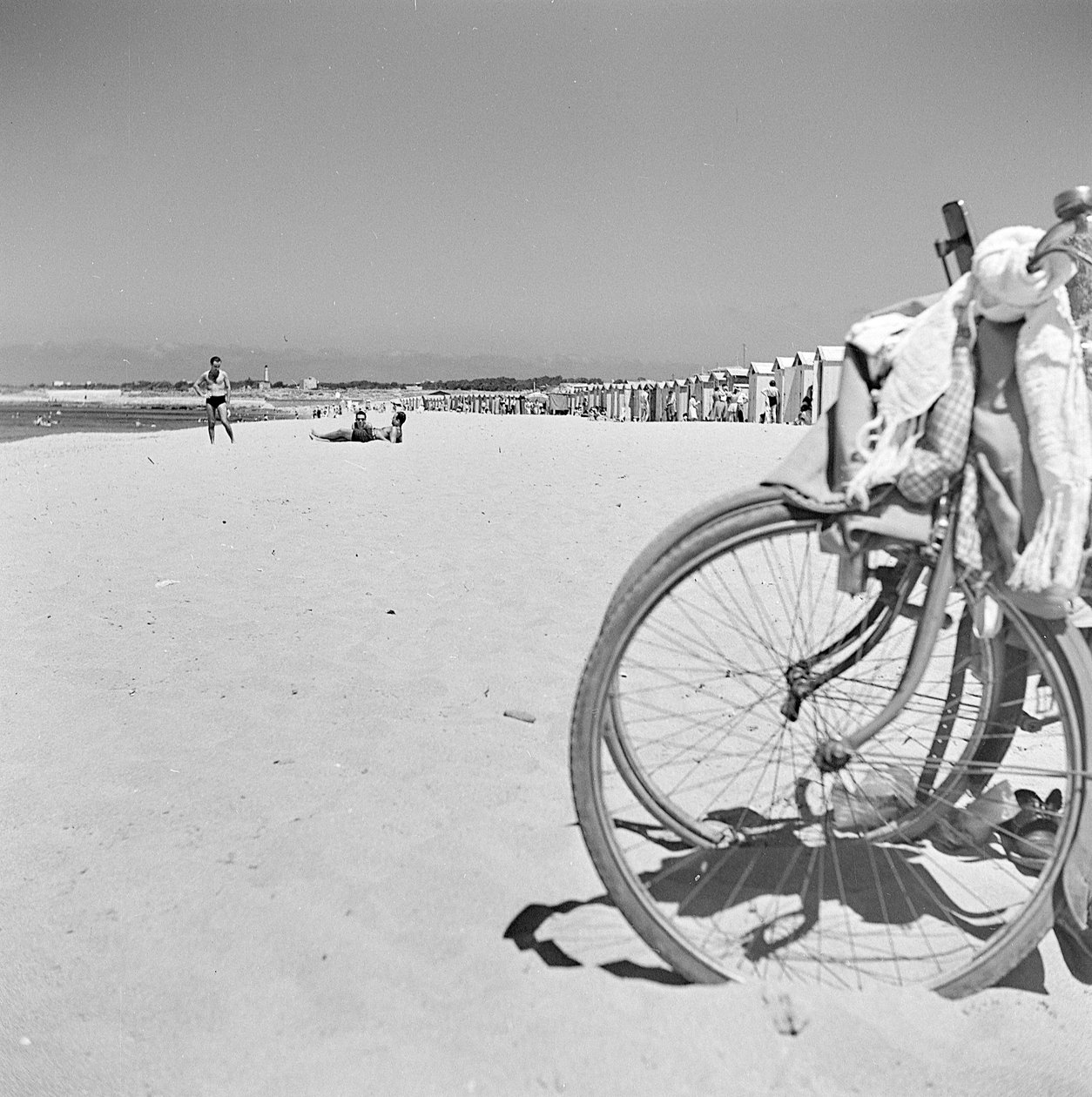Vista di una spiaggia in Sicilia da Fosco Maraini