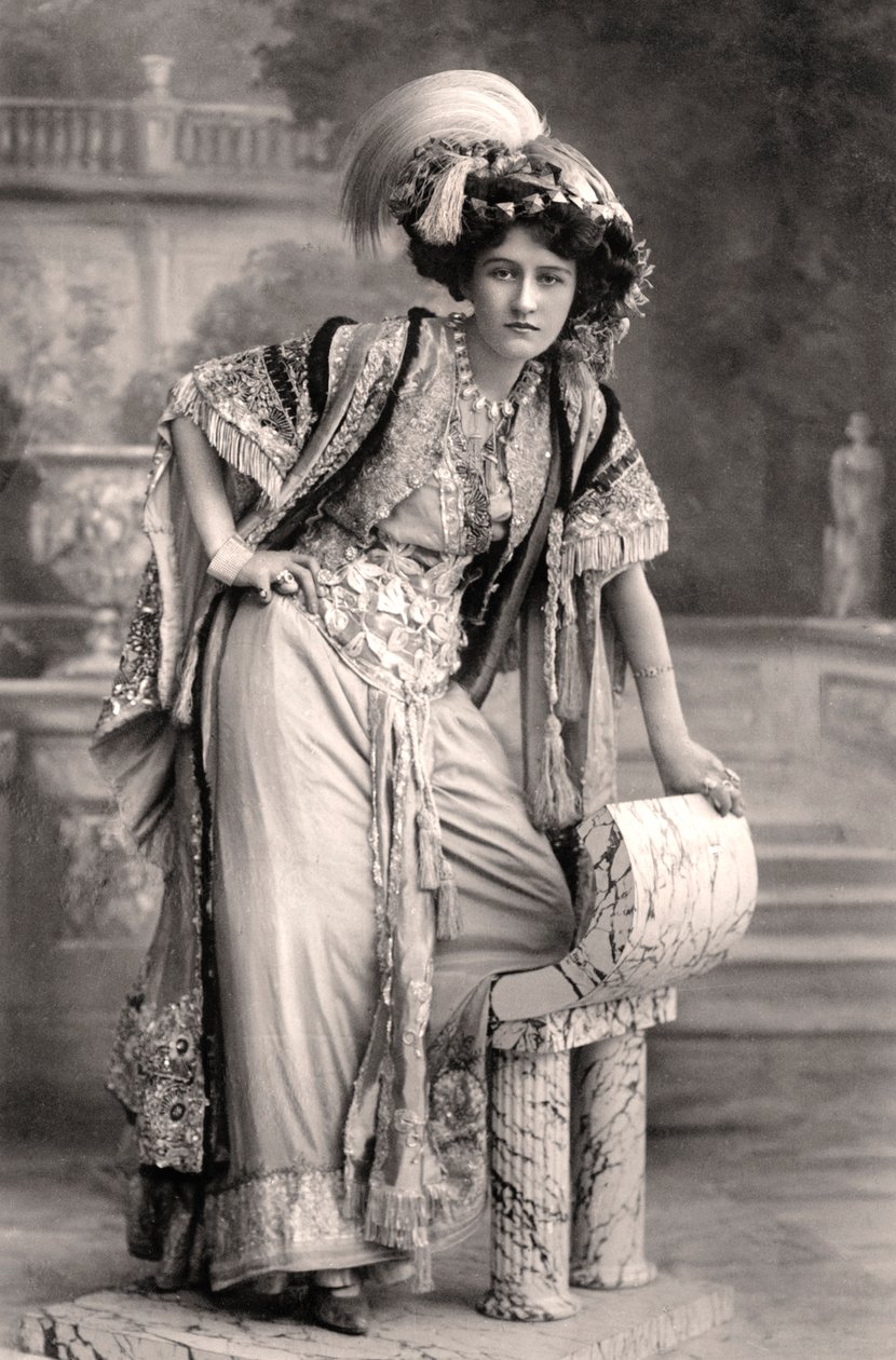 Elizabeth Firth, attrice, 1908 da Foulsham and Banfield