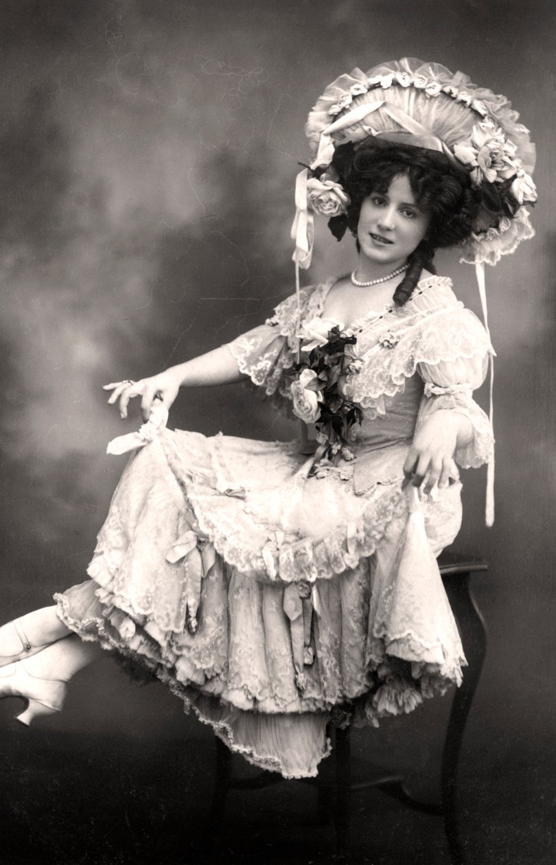 Fanny Dango 1878-1972, cantante e ballerina, inizio XX secolo da Foulsham and Banfield