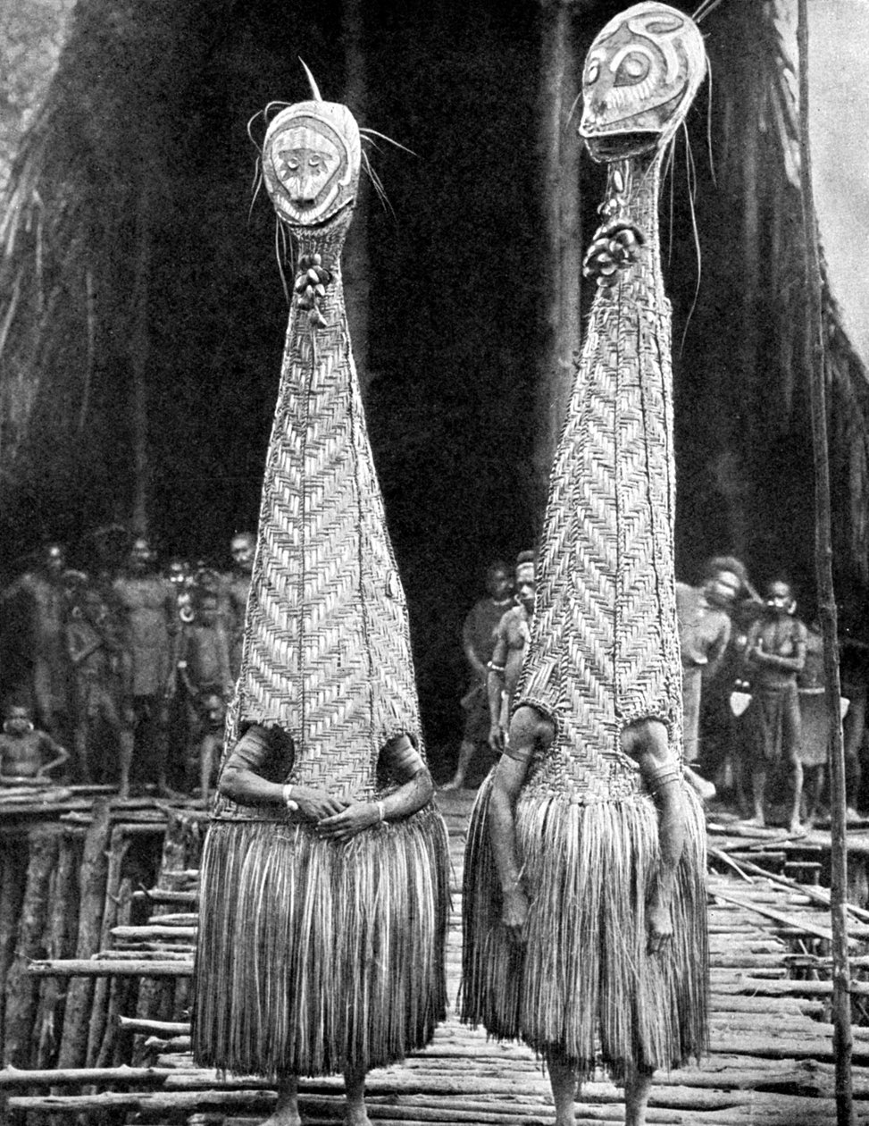 Maschere e visiere da goblin usate come ausili di bellezza, Papua, Nuova Guinea, 1936 da Fox Photos