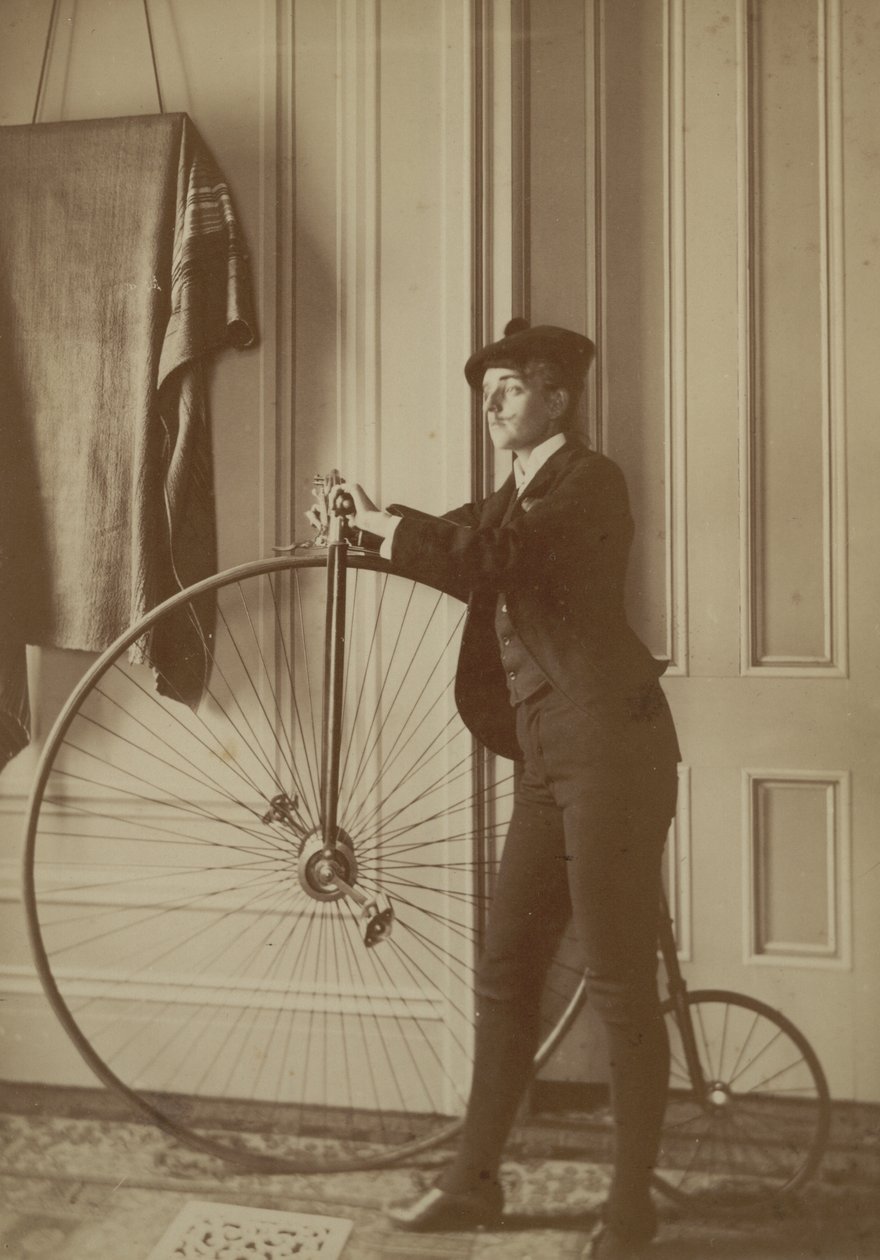 Dentro la Casa con una Bicicletta Penny Farthing, c.1890 da Frances Benjamin Johnston