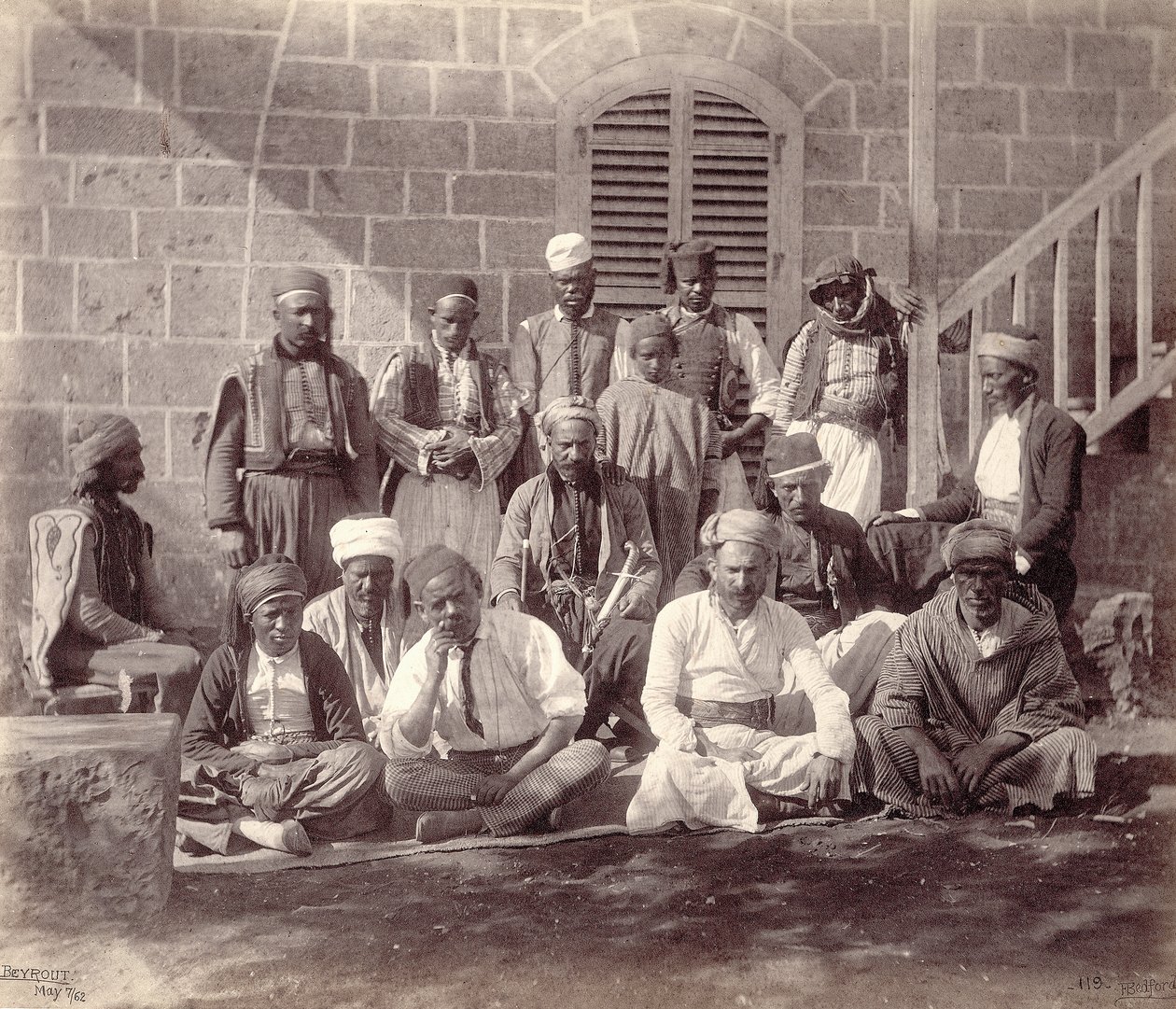 Gruppo di quindici attendenti al campo del Principe di Galles a Beirut, 1862 da Francis Bedford