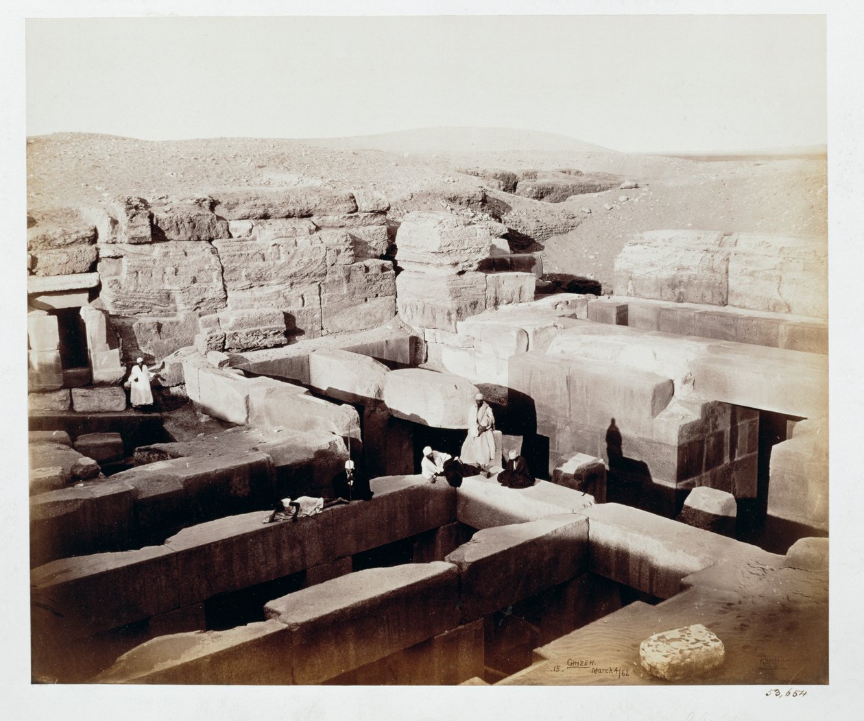 Un tempio scavato ai piedi della Sfinge, Giza, Egitto da Francis Bedford