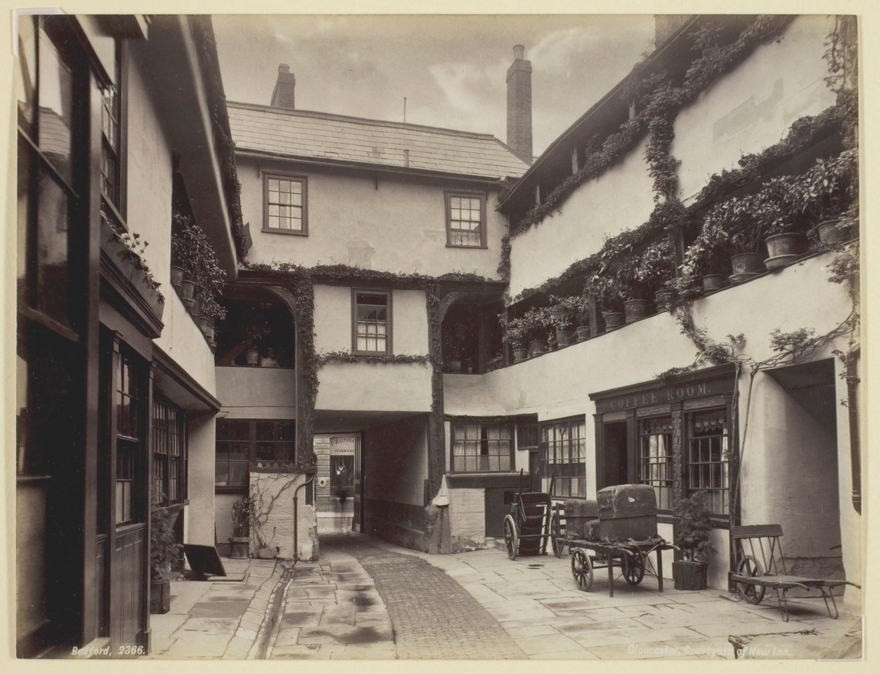 Gloucester, cortile del New Inn da Francis Bedford