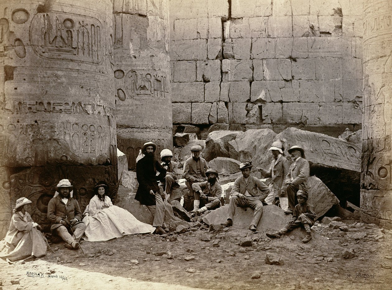 Fotografia di gruppo nella Sala delle Colonne, Karnak, Tebe, 1862 da Francis Bedford