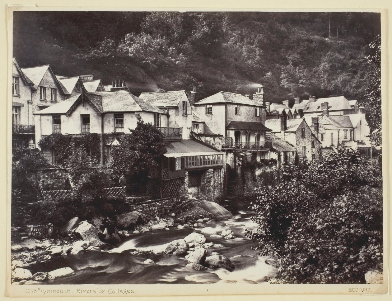 Lynmouth, cottage lungo il fiume, 1860-94 da Francis Bedford