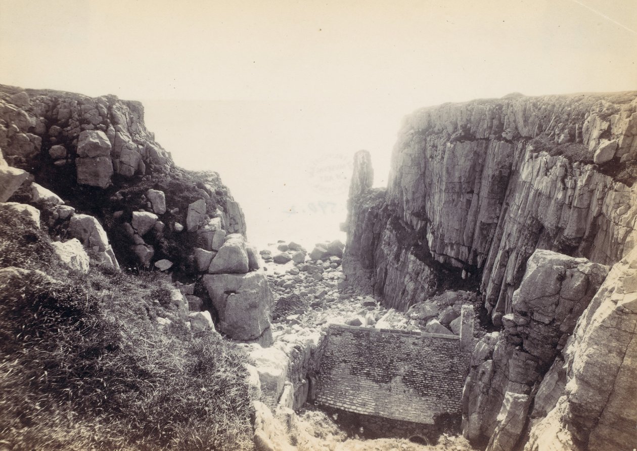 [Insenatura rocciosa con paesaggio marino], anni 1870 da Francis Bedford