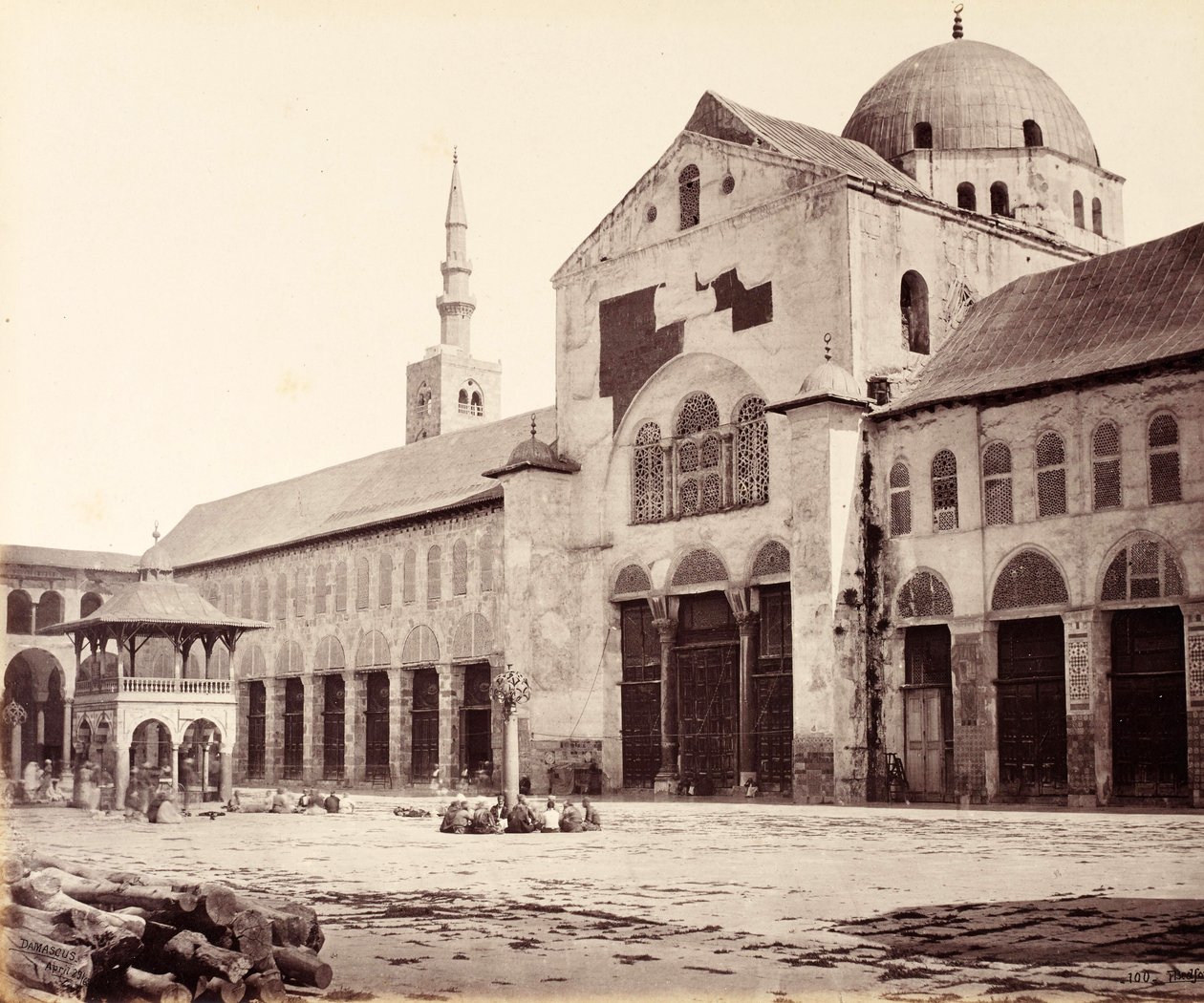 Lato della Grande Moschea (Moschea degli Omayyadi), sguardo verso nord, Damasco da Francis Bedford