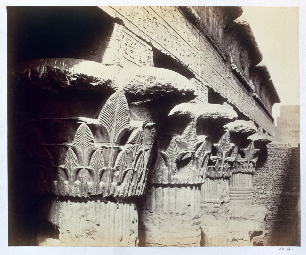 I capitelli del portico, Tempio di Khnum, Esna, Egitto, 1862 da Francis Bedford