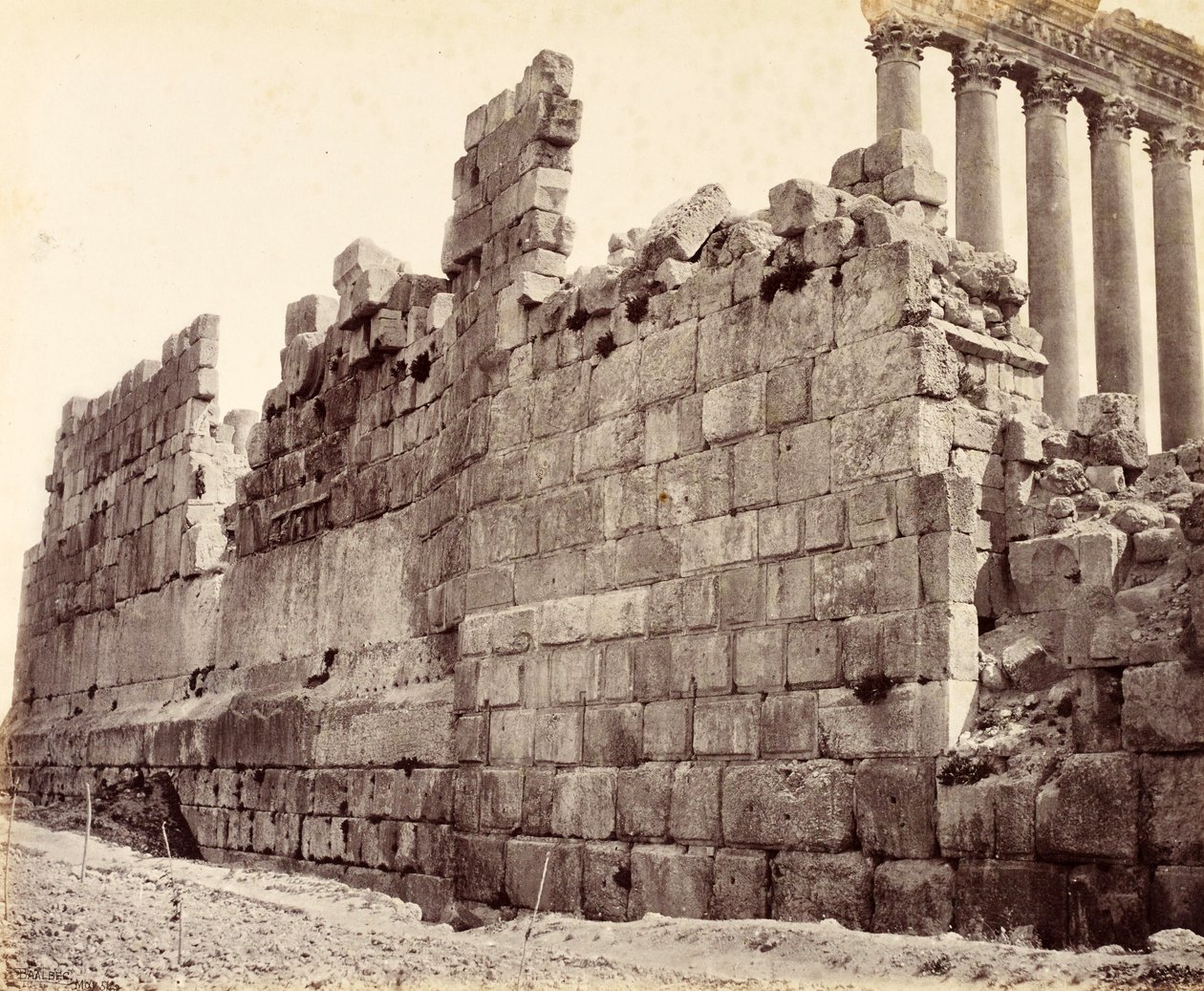Estremità occidentale del muro esterno del Tempio del Sole, Baalbek da Francis Bedford