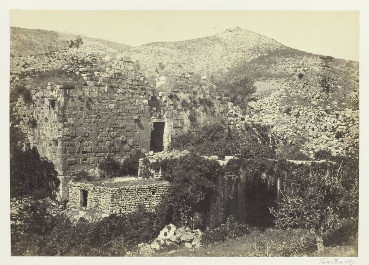 Banias, L