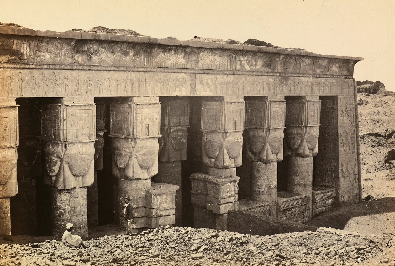 Facciata del pronao del tempio di epoca romana dedicato alla dea Hathor a Dandara, Alto Egitto da Francis Frith