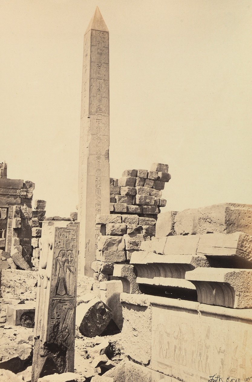 "Egitto e Palestina": obelisco di granito costruito dal faraone Tutmosis I e dalla regina Hatshepsut nel grande tempio di Amon-Ra, Karnak, Egitto da Francis Frith