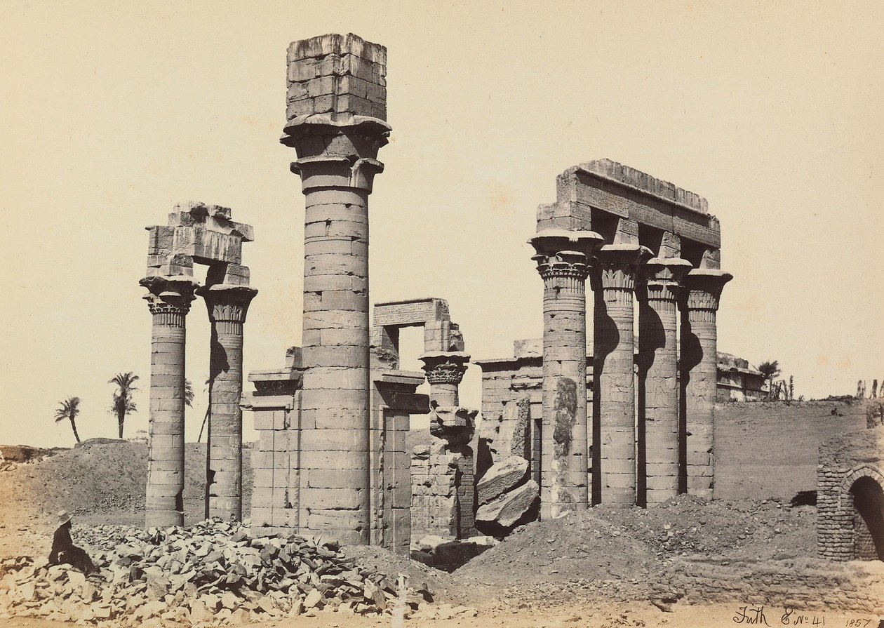 "Egitto e Palestina": le rovine della città di Hermonthis con il tempio di Cleopatra ad Armant (Erment) vicino a Tebe, Egitto da Francis Frith