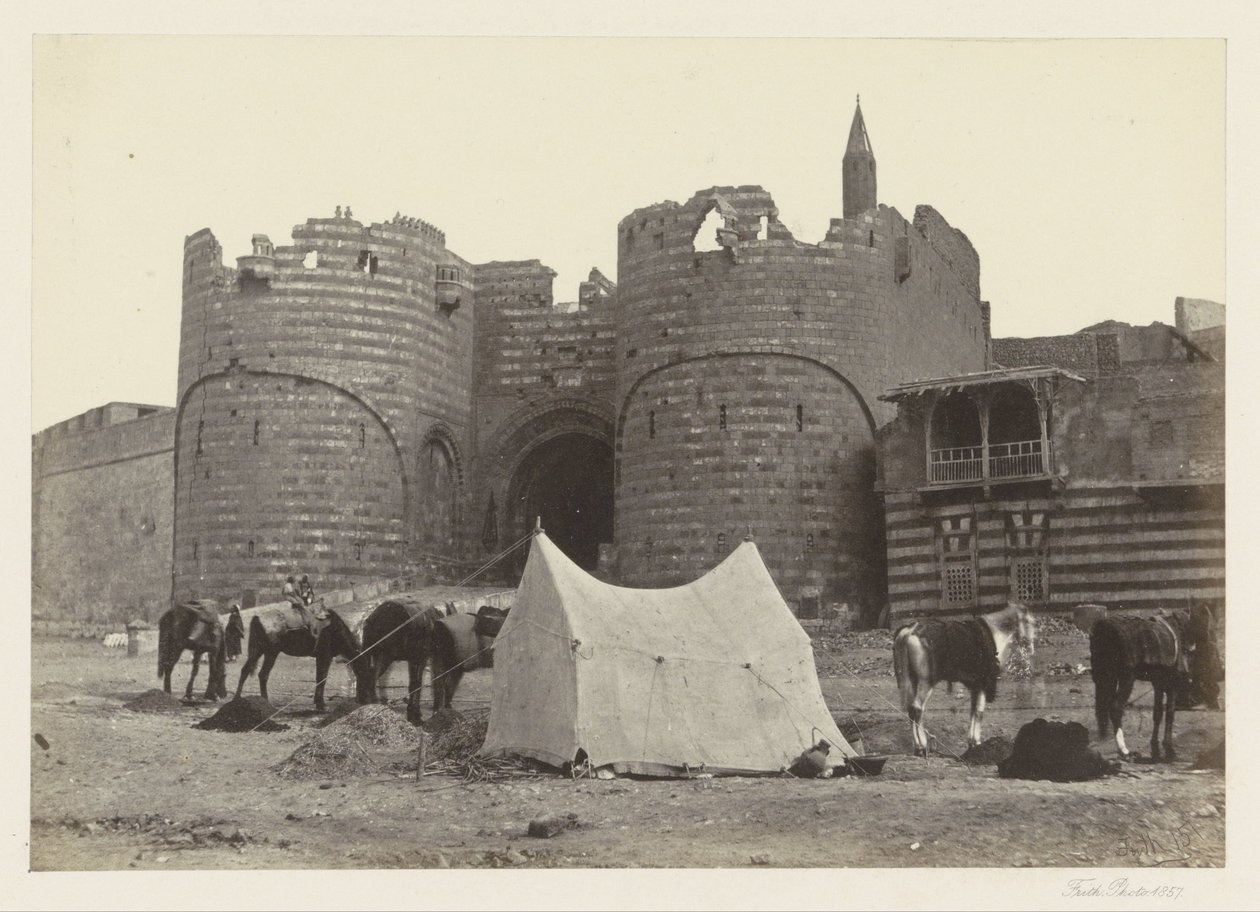Vista su Bab al-Azab, porta della cittadella del Cairo da Francis Frith