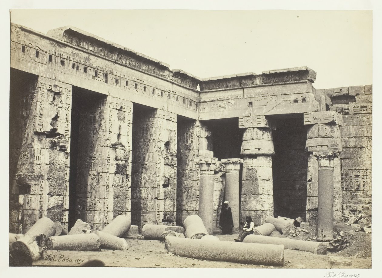 Corte interna di Medinet Habbo, Tebe, 1857 da Francis Frith