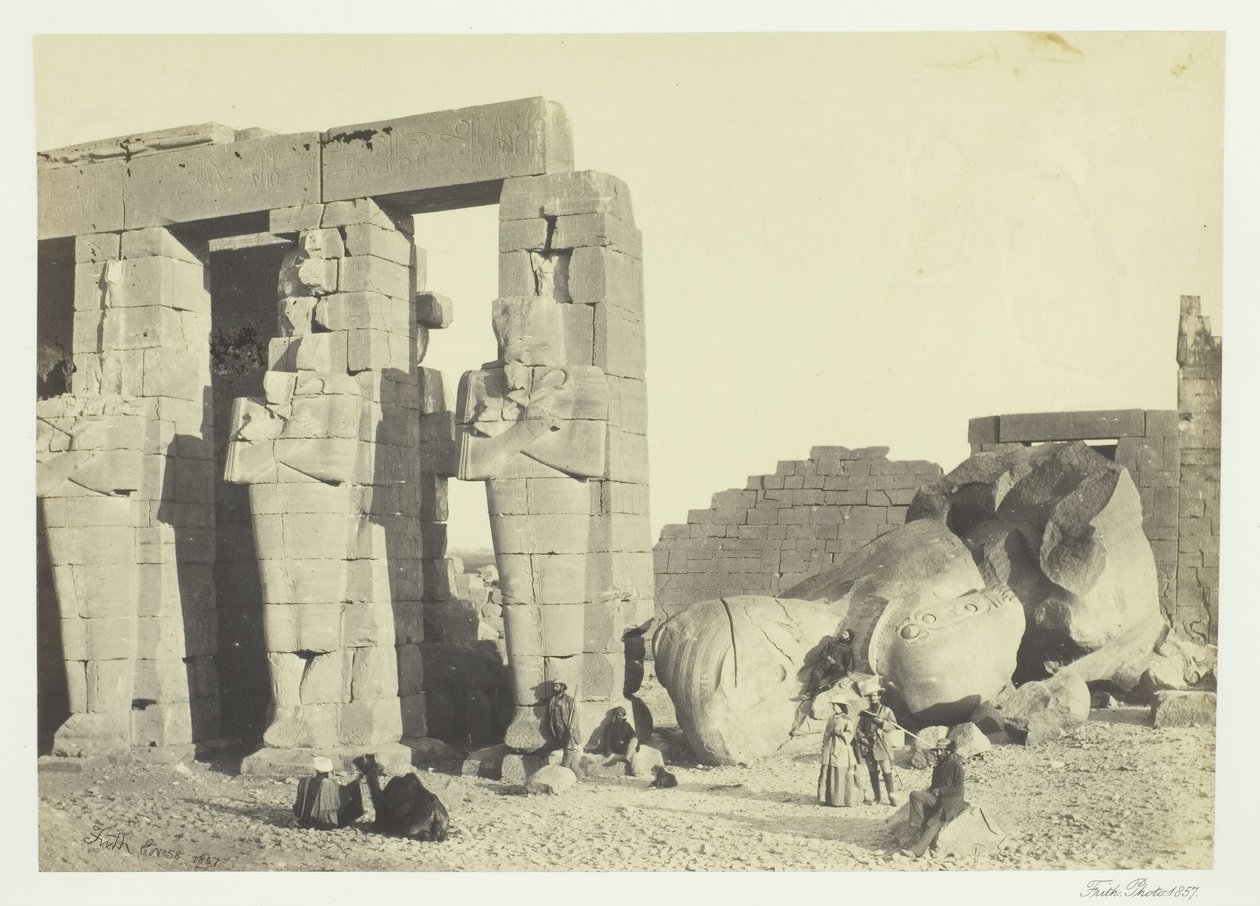 Pilastri di Osiride e Grande Colosso Caduto, al Memnonium, Tebe, 1857 da Francis Frith