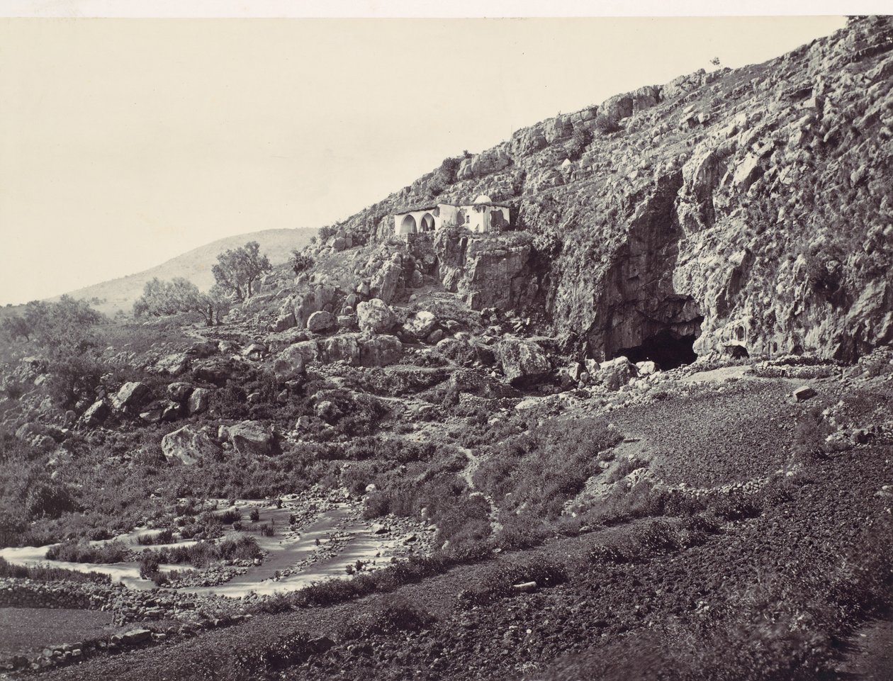 Fonte principale del Giordano, che scorre da una grotta vicino a Banias da Francis Frith