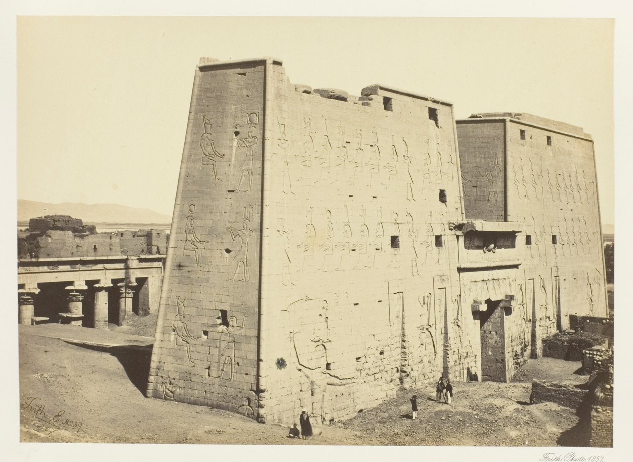 Il grande pilone di Edfu, Alto Egitto da Francis Frith