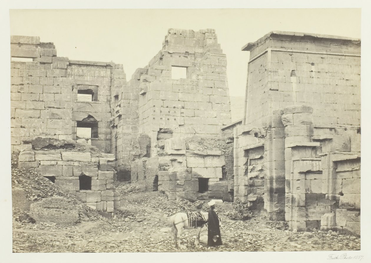 Il Palazzo del Tempio, Medinet Haboo, 1857 da Francis Frith