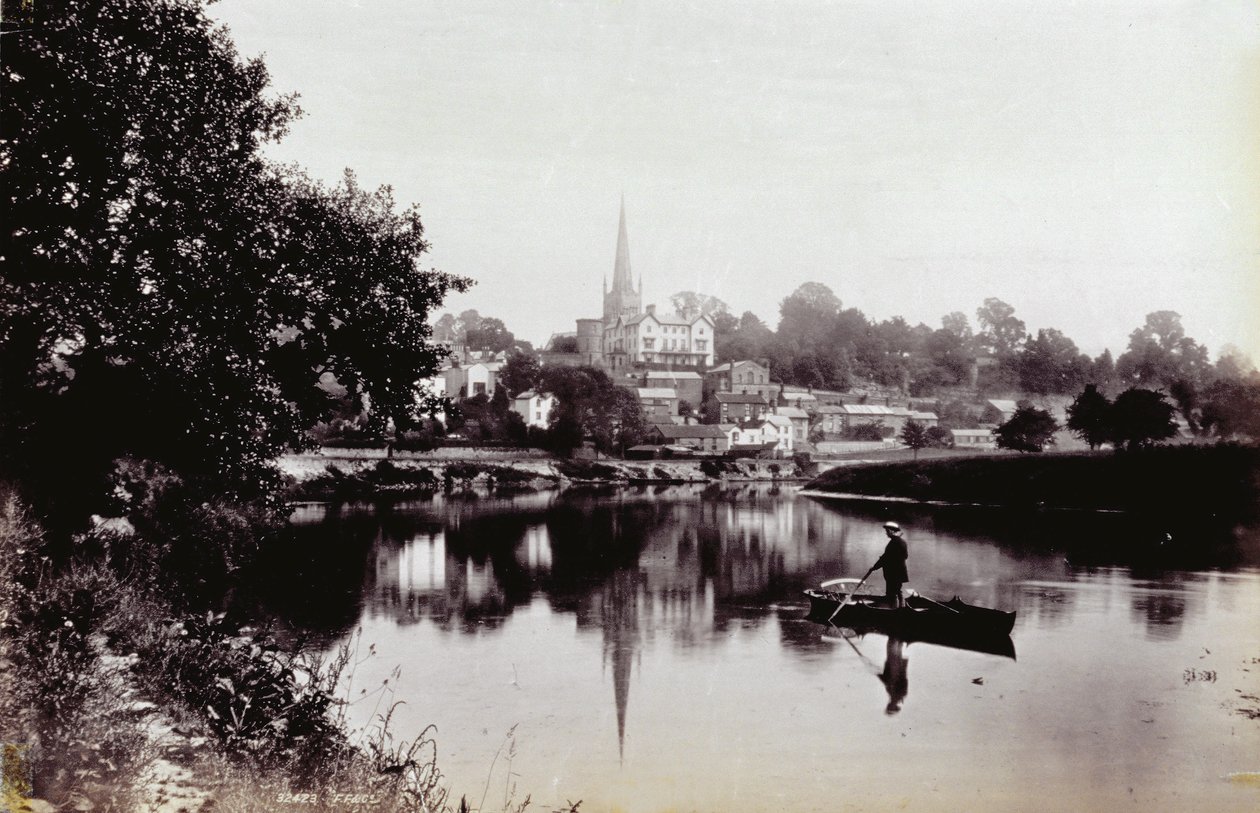 La città di Ross-On-Wye, vista da una riva del fiume. In primo piano un uomo in piedi su una barca a remi da Francis Frith