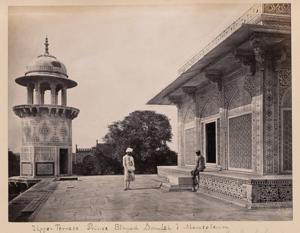 Terrazza superiore, principe Etmad Dowlah; mausoleo, Agra da Francis Frith