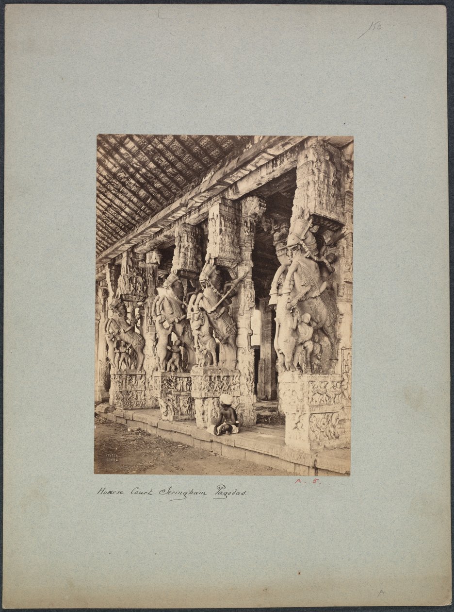 Corte dei cavalli di Trichinopoly da Francis Frith and Co.