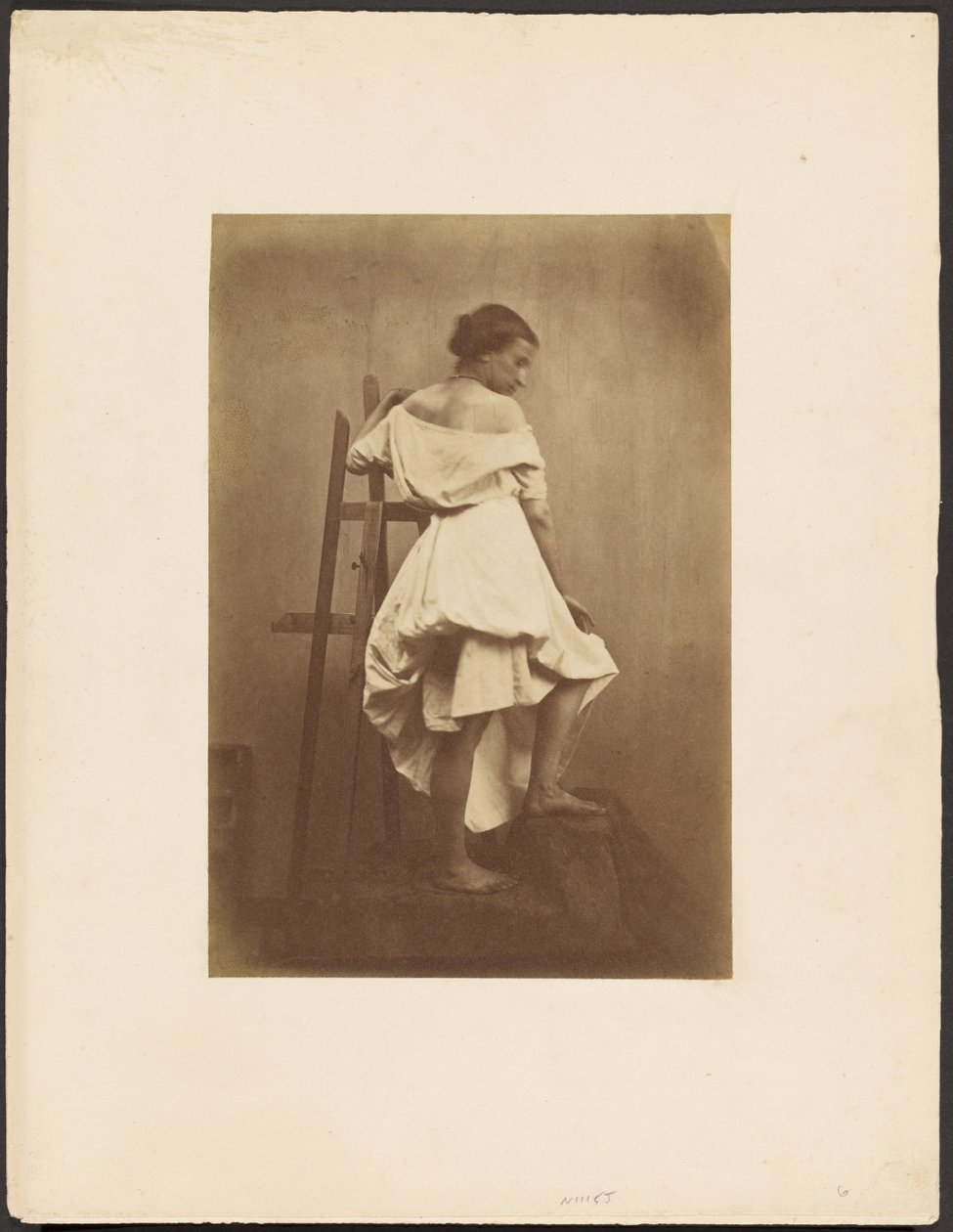 Modella in abito bianco con cavalletto da Franck Chavassaigne