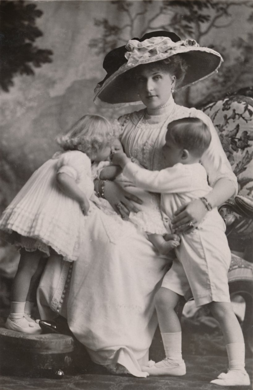 Regina Vittoria di Spagna con il Principe Alfonso, la Principessa Maria Cristina e la Principessa Beatrice, 1911 da Frank Arthur Swaine