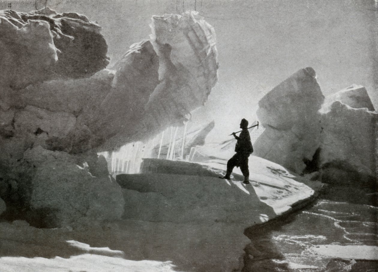 Blocchi di ghiaccio pressurizzato vicino a Discovery Bluff, c1911, 1913 da Frank Debenham